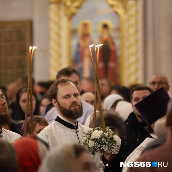 Сколько взглядов устремлены на пламя свечей | Источник: Евгений Софийчук / NGS55.RU