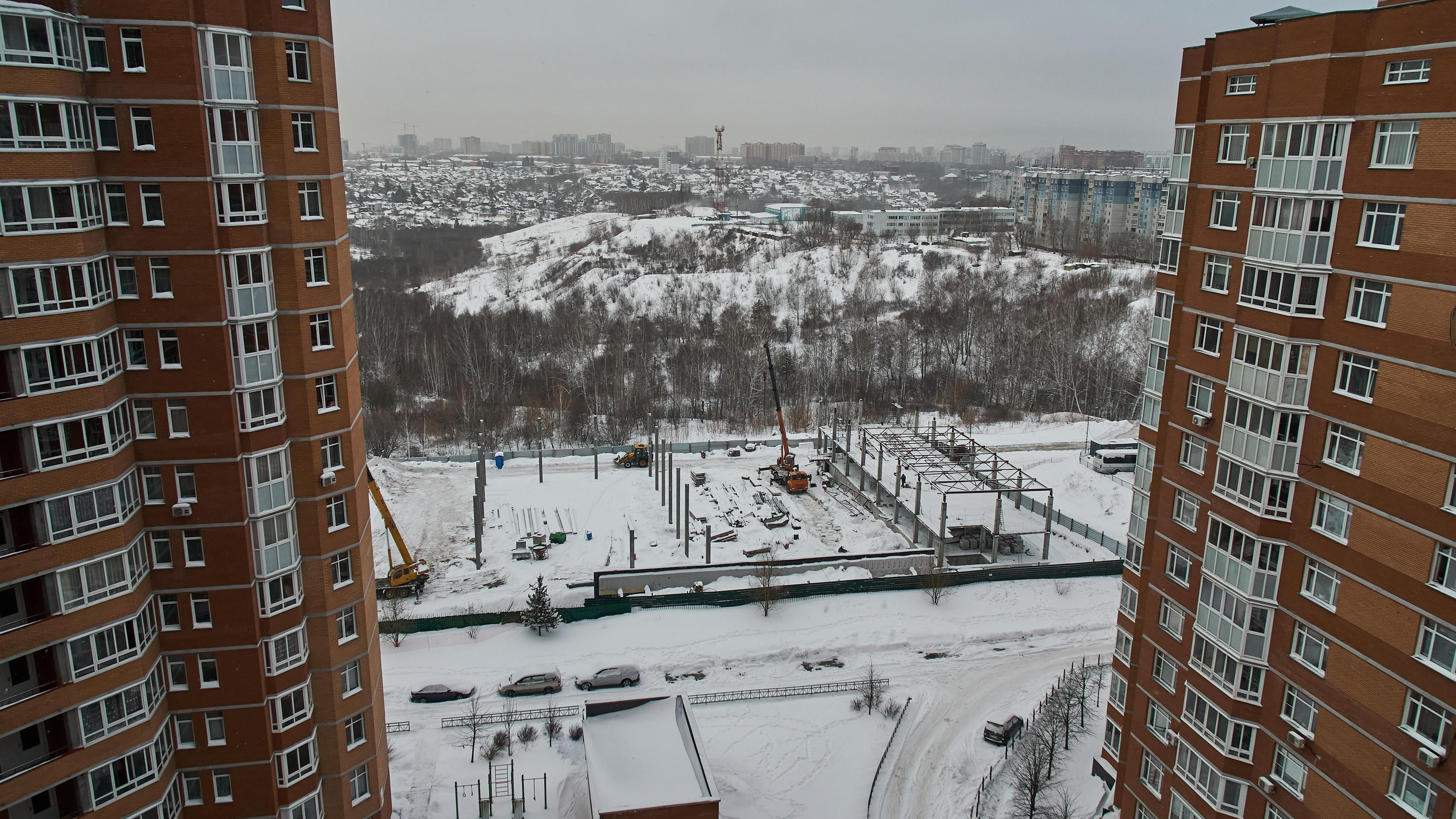 «Сползает вместе с забором»: двор новосибирской многоэтажки уходит в котлован, строящегося спорткомплекса 