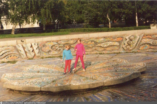 Дети в фонтане в 1998 году | Источник: Шигина О. А., pastvu.com