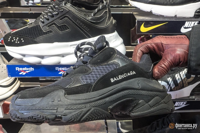 Не такие кроссовки интересовали саратовца. | Источник: Михаил Огнев / FONTANKA.RU