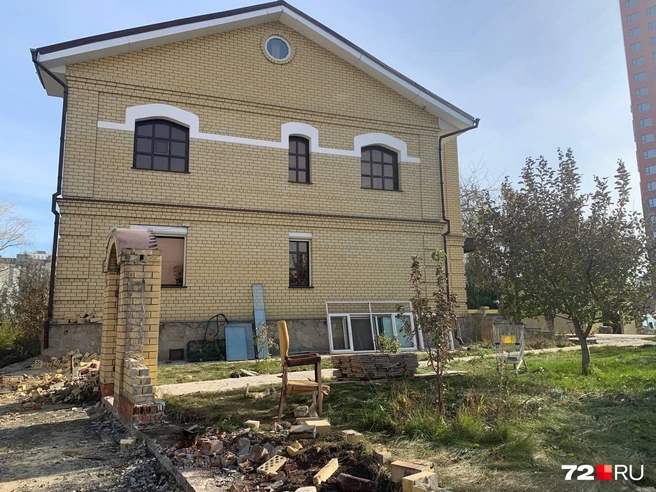 К началу осени от массивного высокого забора с коваными вставками не осталось и следа. Но особняк еще гордо стоял на своем привычном месте | Источник: Никита Кифорук / 72.RU