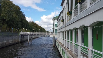 На набережную от дебаркадера можно выйти по таким мостикам | Источник: Вероника Свизева / 59.RU