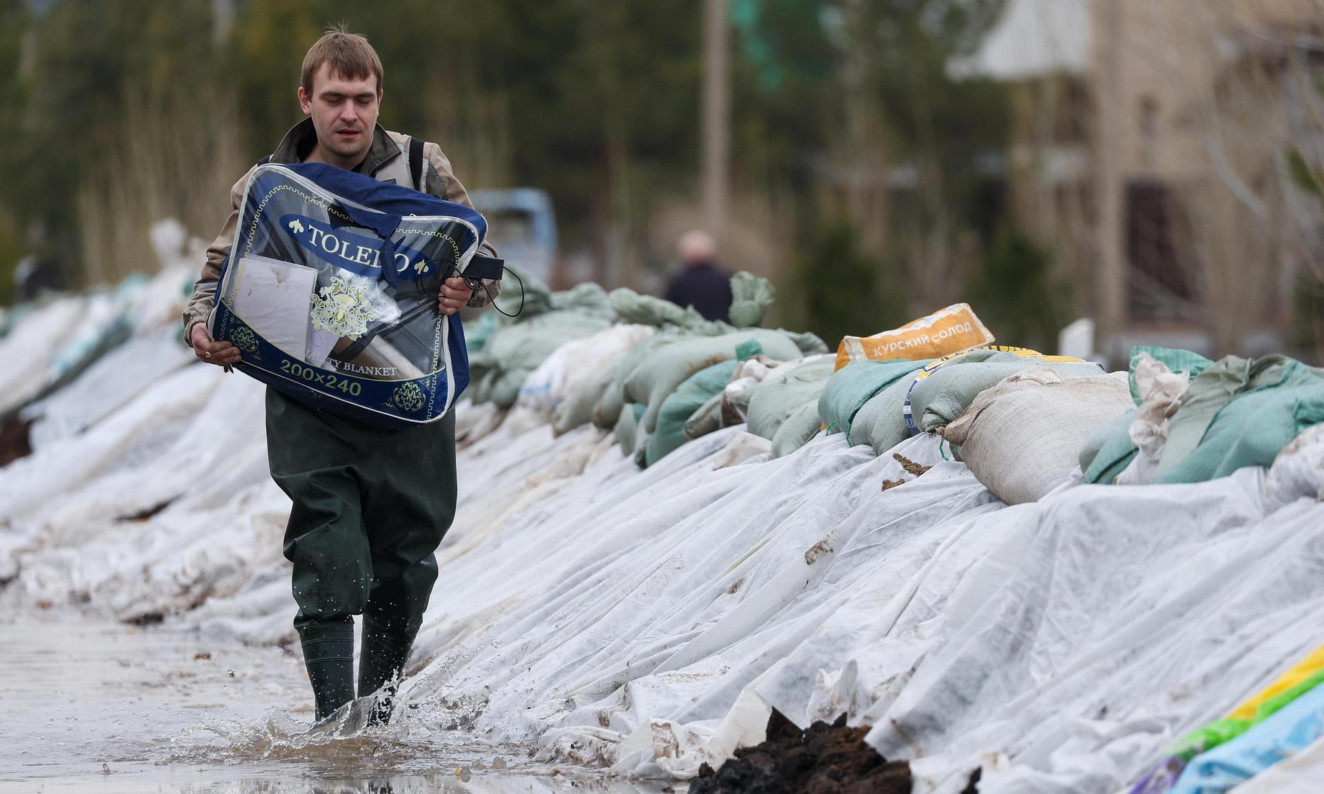 «Получили ответ, что нам нужно эвакуироваться»: как жители Оренбургской области сами построили дамбу