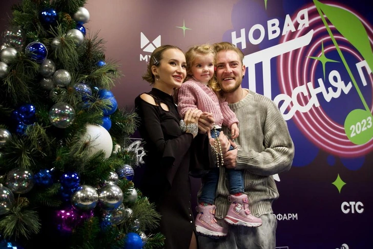 Анастасия Белявская и Олег Сидоров с дочкой | www.starhit.ru