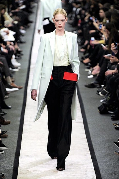 Givenchy | Источник: Imaxtree
