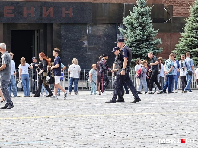 Полицейские патрулируют Красную площадь | Источник: Дмитрий Бондарев / MSK1.RU