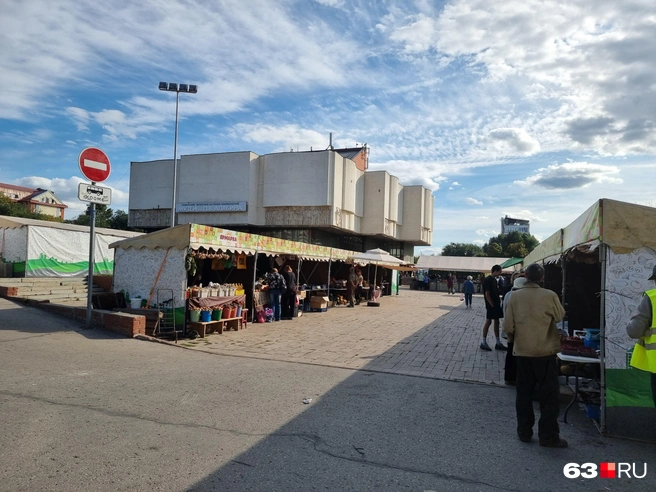 В пятницу днем на ярмарке было не так много людей, в выходные ожидается гораздо больше | Источник: Роман Данилкин / 63.RU
