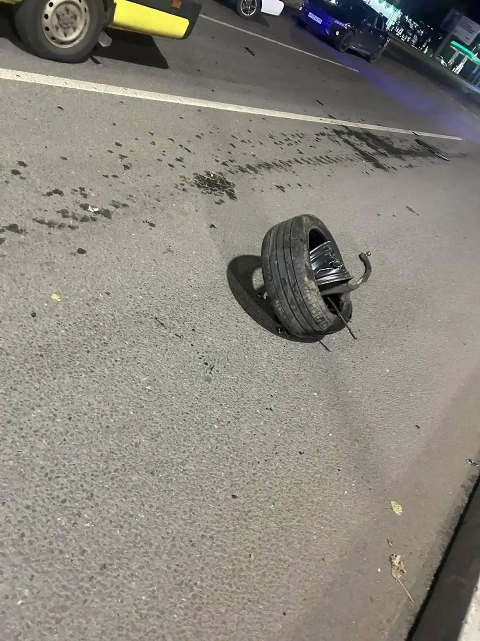 Оторвало колеса и двери: в Нижнекамске Mercedes пролетел по кольцу и протаранил столб