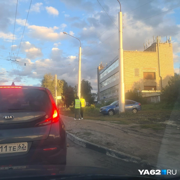 Волонтеры специально идут в конец очереди, чтобы заранее предупредить водителей | Источник: Светлана Коновалова / YA62.RU