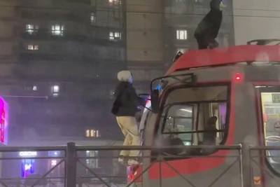 Подростки проехались на крыше трамвая в снежную погоду