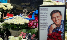 Преданные поклонники в футболках с портретами, бесконечные розы и голуби в небе: два года со дня смерти Юрия Шатунова