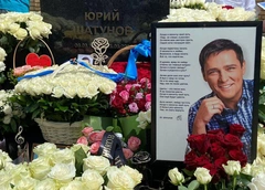Преданные поклонники в футболках с портретами, бесконечные розы и голуби в небе: два года со дня смерти Юрия Шатунова