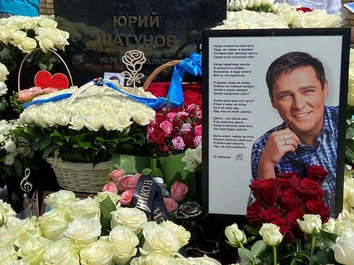 Преданные поклонники в футболках с портретами, бесконечные розы и голуби в небе: два года со дня смерти Юрия Шатунова