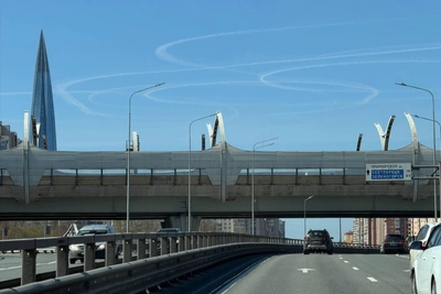 Эксперт раскрыл причину необычных следов над Финским заливом