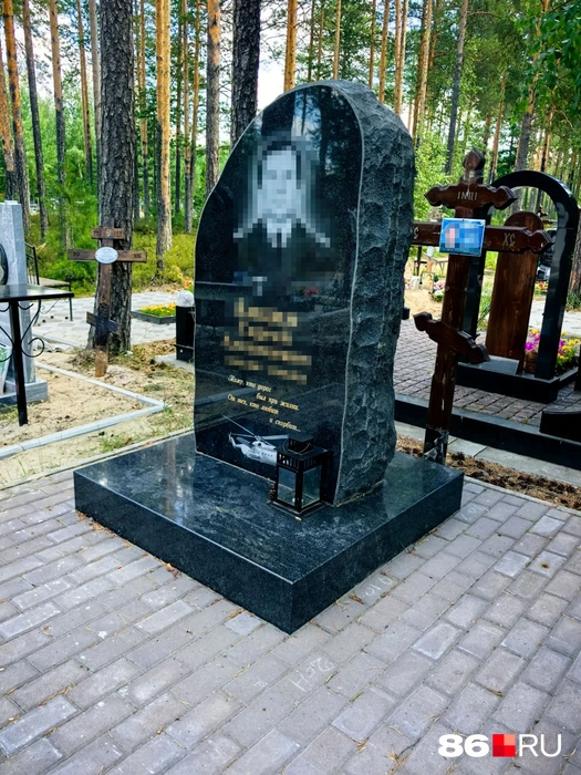 Надгробный памятник этого мужчины выглядит очень фундаментально. Вертолет, изображенный на мраморном камне, свидетельствует о том, что югорчанин при жизни, вероятно, был связан с авиацией | Источник: Анастасия Шевякова / 86.RU