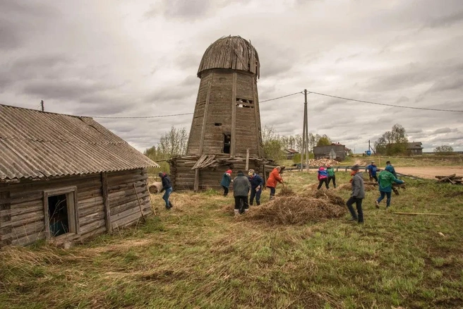 Проект начинался с наведения порядка на территории вокруг мельницы. | Источник: Из архива проекта «Ровдина гора»