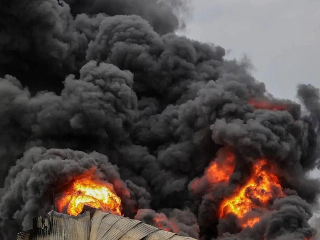 Огонь на нефтехранилищах еще не потушен | Источник: Юрий Слюсарь / Telegram.org