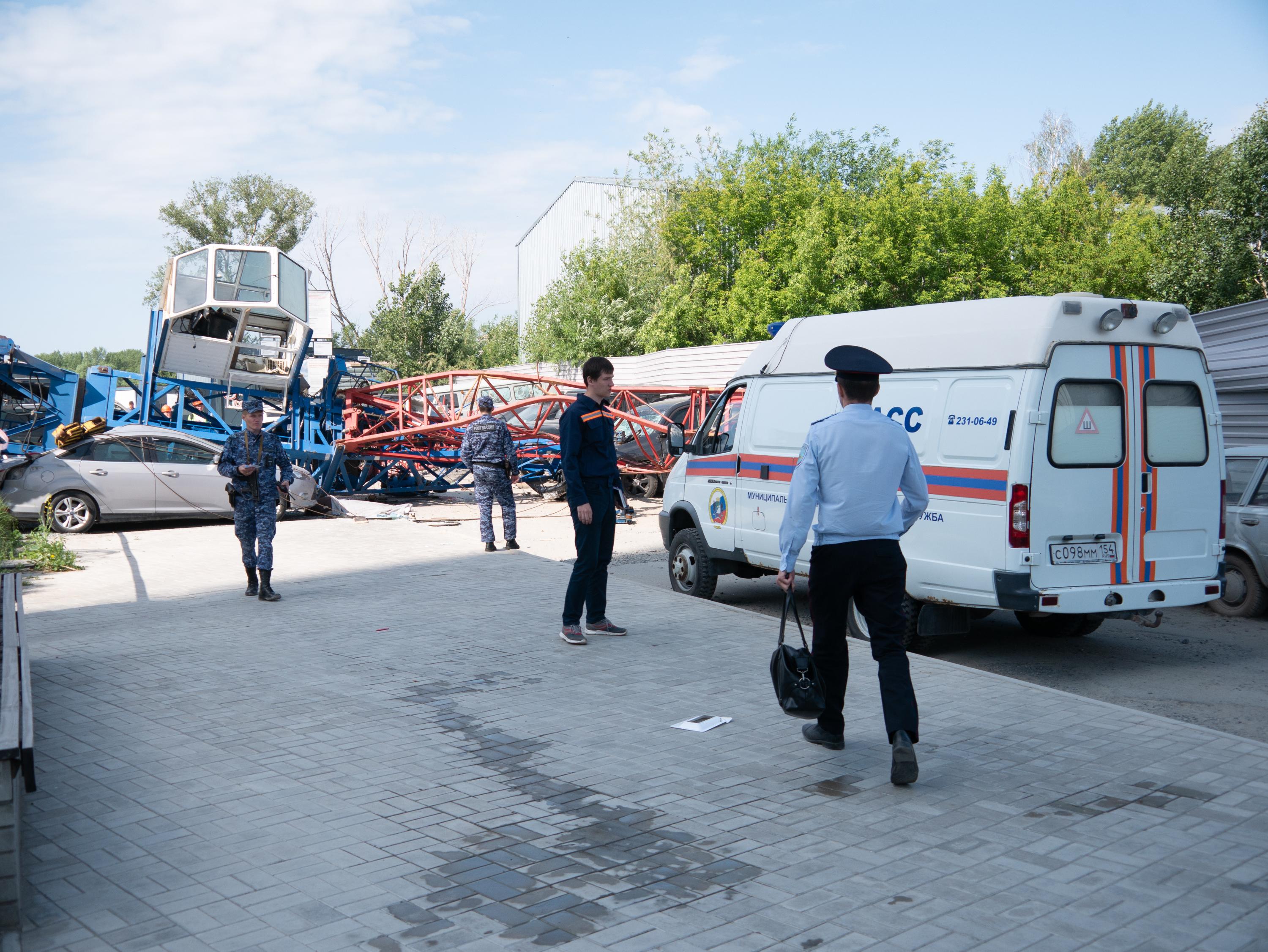 В новосибирской скорой сообщили, что врачи были на месте падения крана  через 18 минут - 15 июня 2023 - НГС.ру