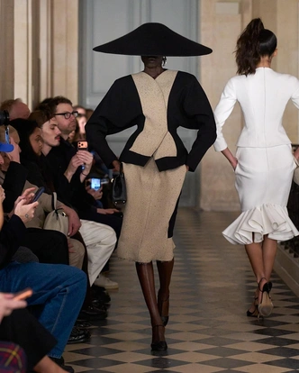 Jacquemus снова растрогал Париж: новая коллекция — о семье, любви и памяти Jacquemus снова растрогал Париж: новая коллекция — о семье, любви и памяти