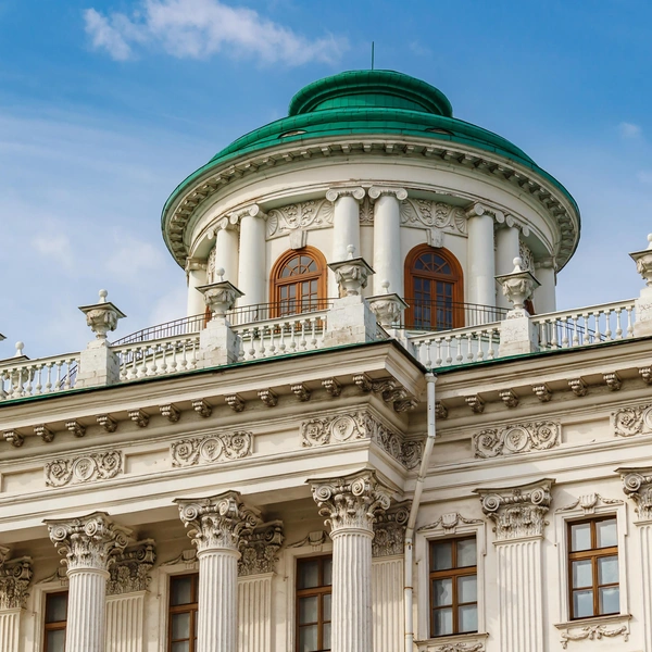 Антаблемент с украшенным фризом. Дом Пашкова, Москва | Источник: Vladimir Zhupanenko via Shutterstock/Fotodom.ru