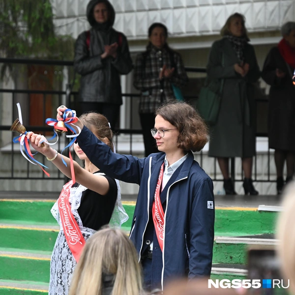 Звон колокольчика, который сопровождает детей все 11 лет | Источник: Артемий Скиба / NGS55.RU