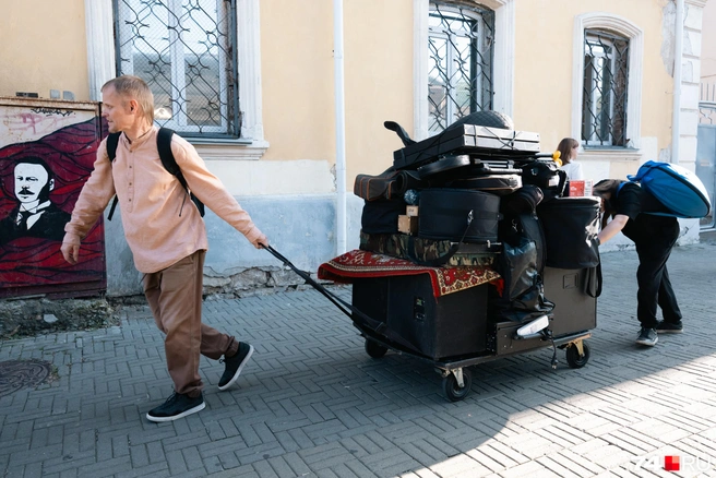 Приезжают на Кировку заранее&nbsp;— часов в шесть вечера, чтобы успеть разложить и настроить все инстурменты | Источник: Наталья Лапцевич