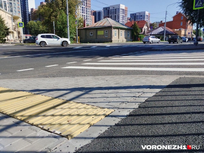 На новых тротуарах помимо обычной плитки уложили еще и тактильную&nbsp;— для слабовидящих людей | Источник: Дмитрий Волгин / Voronezh1.ru