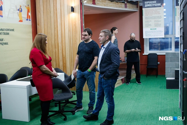 Есть на площадке и каркасные дома: их привозят модулями, а потом, как конструктор, собирают на участке | Источник: Андрей Бортко / NGS.RU