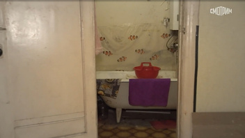 Черный потолок, грязная ванна и пол с дырками: как живут звезды «Карнавальной ночи» сестры Шмелевы