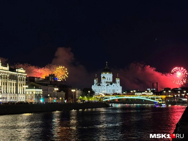 Салют с Кремлевской набережной в центре Москвы | Источник: Вера Борисова / MSK1.RU
