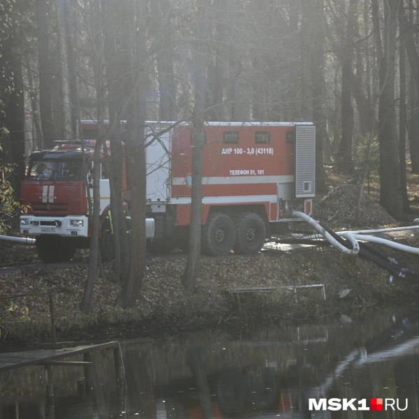 Воду для тушения набирают из пруда | Источник: Дарья Шутова / MSK1.RU