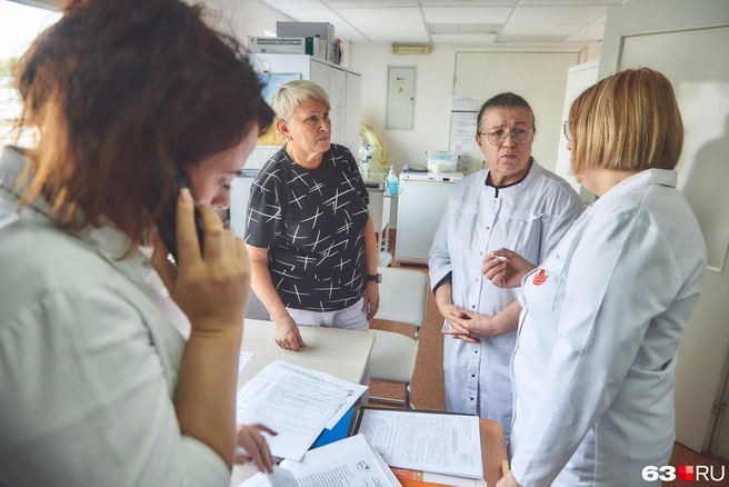 Одной из пациенток стационара стало плохо. Анастасия Геннадьевна вызывает скорую помощь | Источник: Роман Данилкин / 63.RU