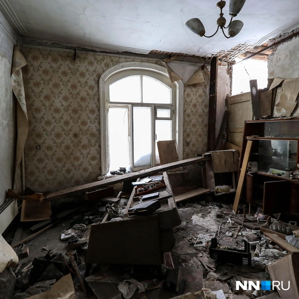 Так нижегородец попытался забаррикадировать дыру в стене, через которую в дом залазили вандалы | Источник: Наталья Бурухина / NN.RU
