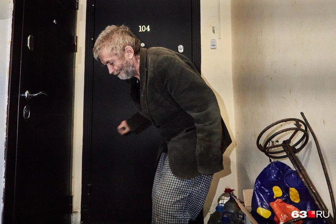 Юрию сейчас 69 лет. Передвигается он с трудом из-за множества заболеваний. Сам он жалуется на почки, не может нормально разогнуть спину | Источник: Роман Данилкин / 63.RU