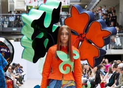 «Мен Қазақстанның мәдениетін тұғырға қойғым келді». Central Saint Martins түлегі Альбина Жаканмен әңгіме
