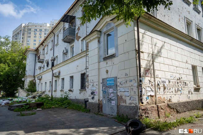 Фасад тоже не мешало бы привести в порядок | Источник: Владислав Лоншаков / E1.RU