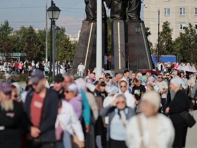 Очередь петляет по территории перед храмом | Источник: Наталья Лапцевич