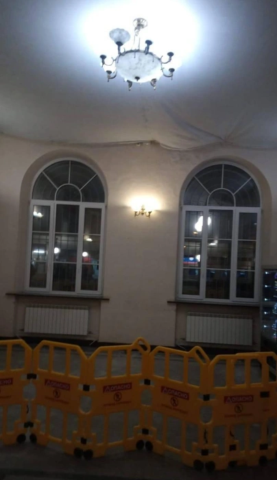 КГИОП требует от РЖД привести в порядок здание Павловского вокзала. Накануне там частично обрушился потолок | Источник: Официальный канал Северо-Западной транспортной прокуратуры