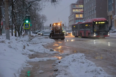 Вода хлещет по улице Чернышевского в Перми