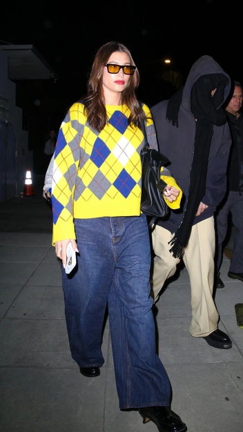 Хейли Бибер повторила самый модный тренд этой весны — он понравится не всем | marieclaire.ru