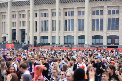 Толпы москвичей в Лужниках: концерт и спорт под дождём