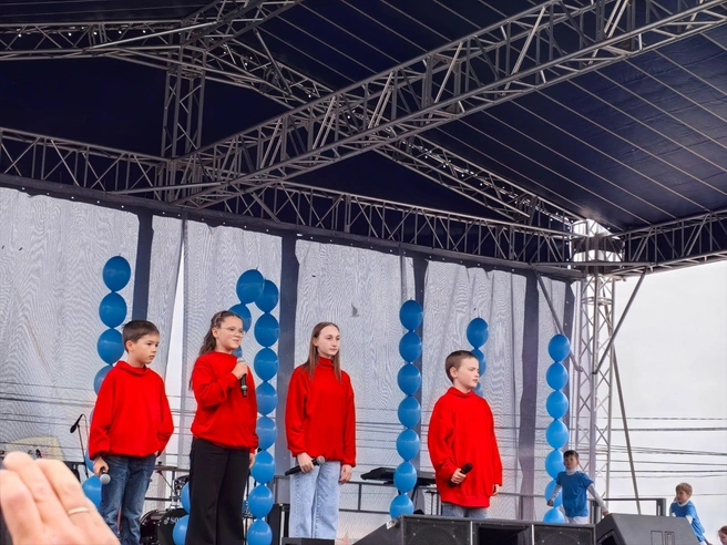 Илья (справа) выступает на Дне города | Источник: Наталья Кулиш