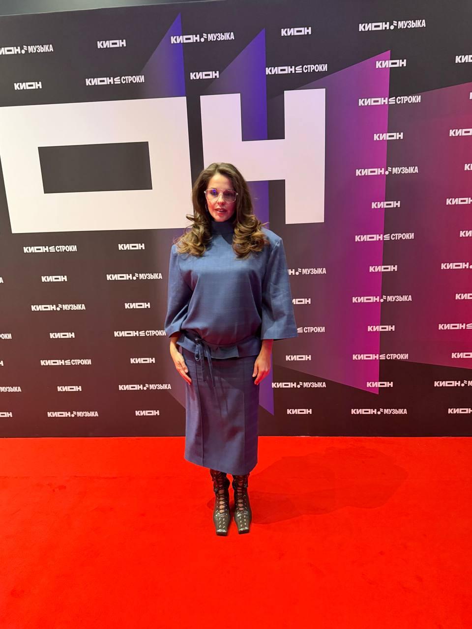 Бероев&nbsp; избегал камер, разведенная Подкаминская говорила о любви: звезды на юбилее KION