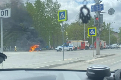 На Уралмаше прямо на дороге вспыхнул автомобиль
