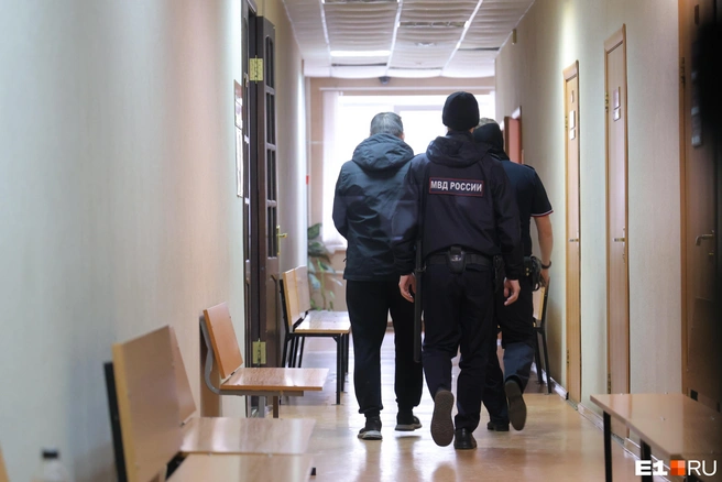 Жена Александра не смогла сдержать эмоций, когда его увели  | Источник: Владислав Лоншаков / E1.RU