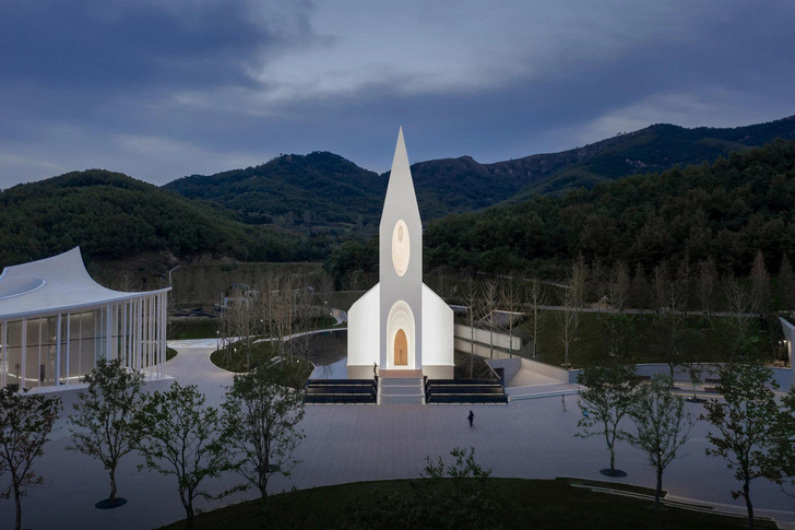 В предгорьях Китая построили необычную церковь-ракету