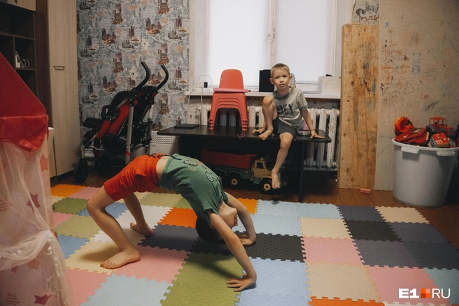 Дети, пока взрослые общаются, как и положено в их возрасте, стоят на ушах | Источник: Кирилл Кушнов / E1.RU
