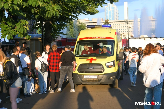 Спасатели вытащили молодого человека из воды и передали врачам | Источник: Артём Устюжанин / MSK1.RU