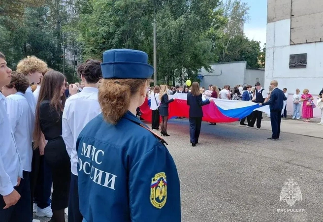 Спасатели несли дежурство на праздничных линейках | Источник: Соцсети регионального управления МЧС России