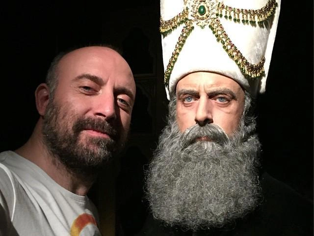 Халит Эргенч в Музее восковых фигур рядом со своим «двойником» — султаном Сулейманом | Источник: halitergencresmi / Instagram (экстремистская организация, деятельность запрещена на территории РФ)